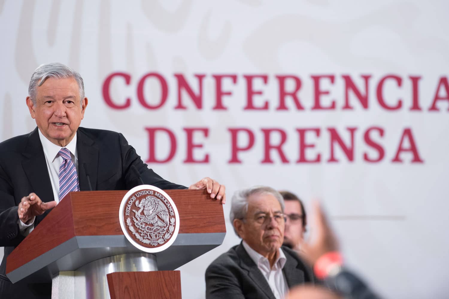 AMLO criticó a los médicos al decir que no quieren ir a zonas marginadas para ejercer su labor Foto: Presidencia
