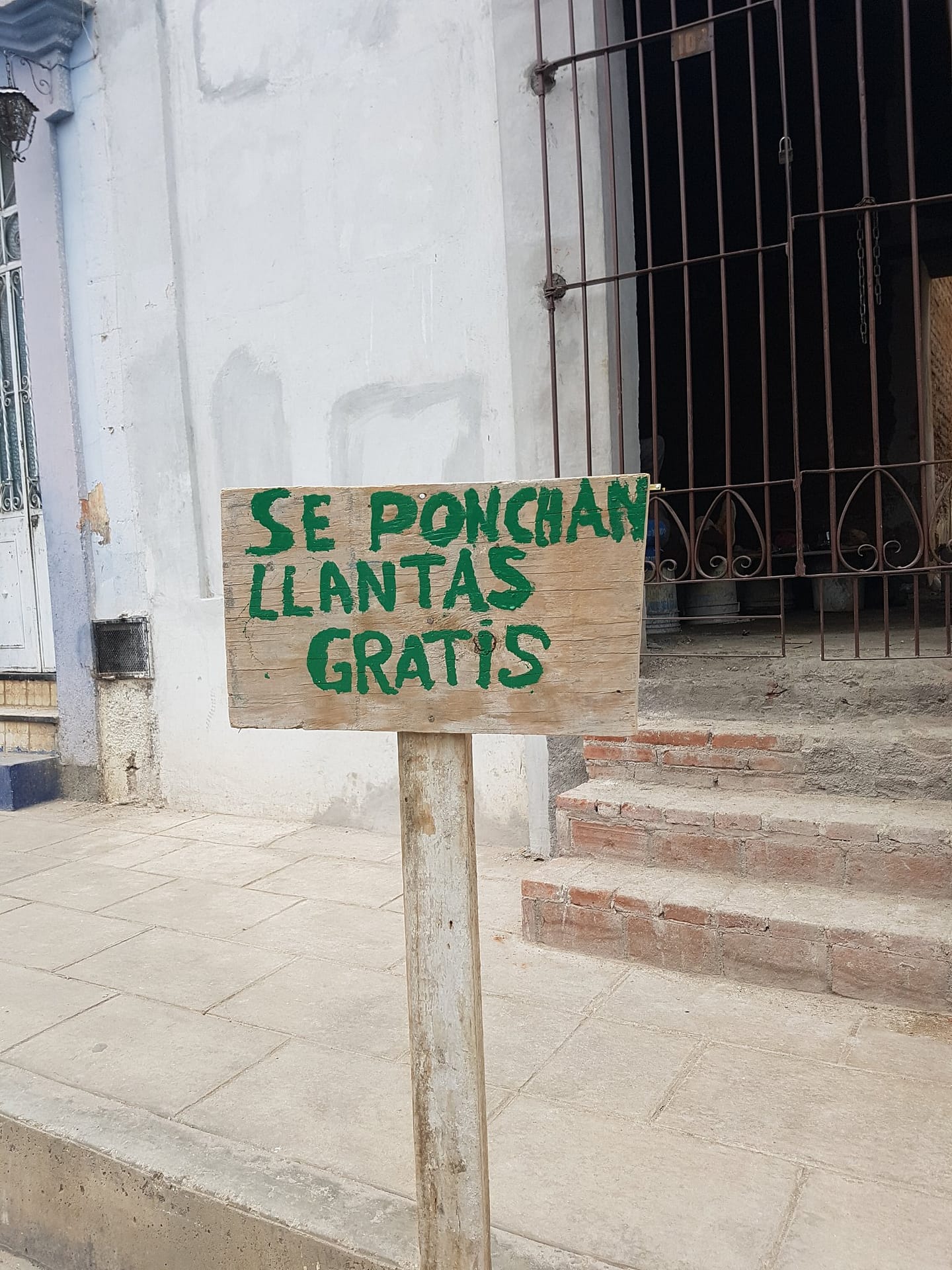 En distintos lugares del país se ponen estos letreros para evitar que los autos se estacionen en zonas prohibidas | Foto: Twitter