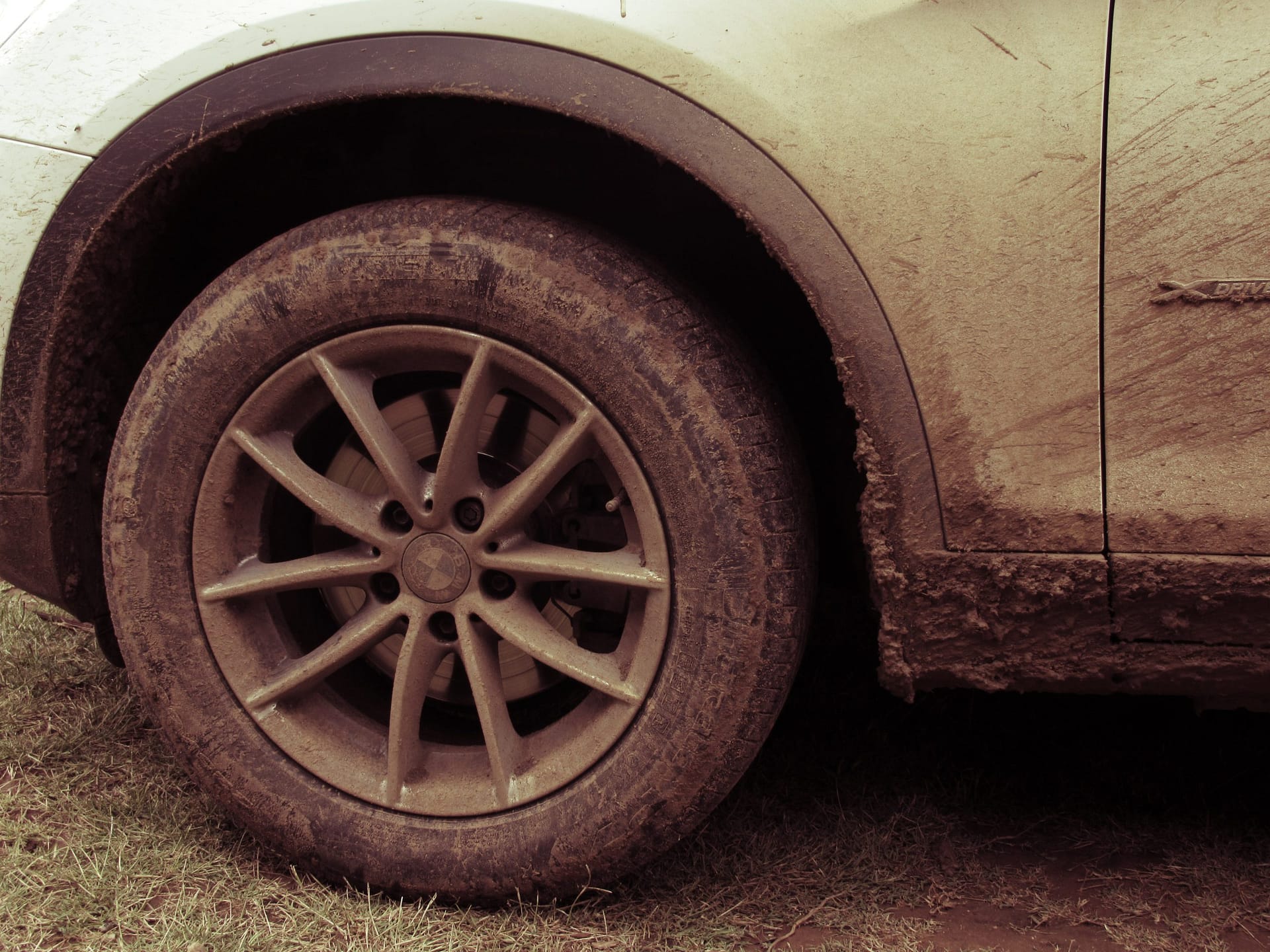Ponchar la llanta de un auto es considerado como daño en propiedad ajena | Foto: Pexels