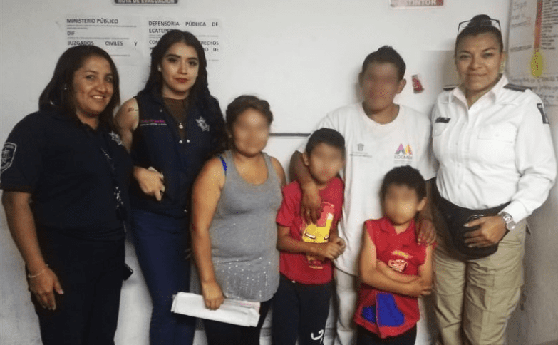 Policía de Neza con los niños rescatados