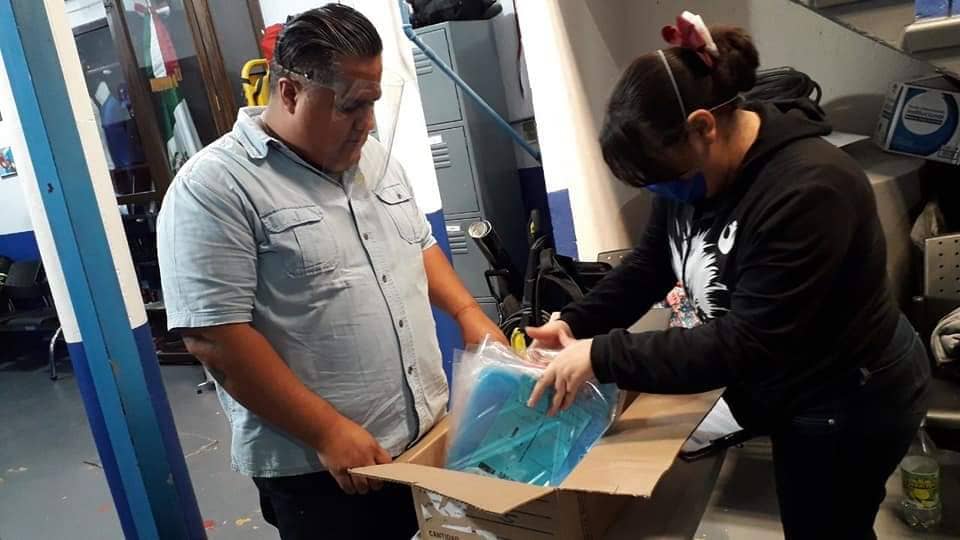 Las caretas son donadas a personal médico