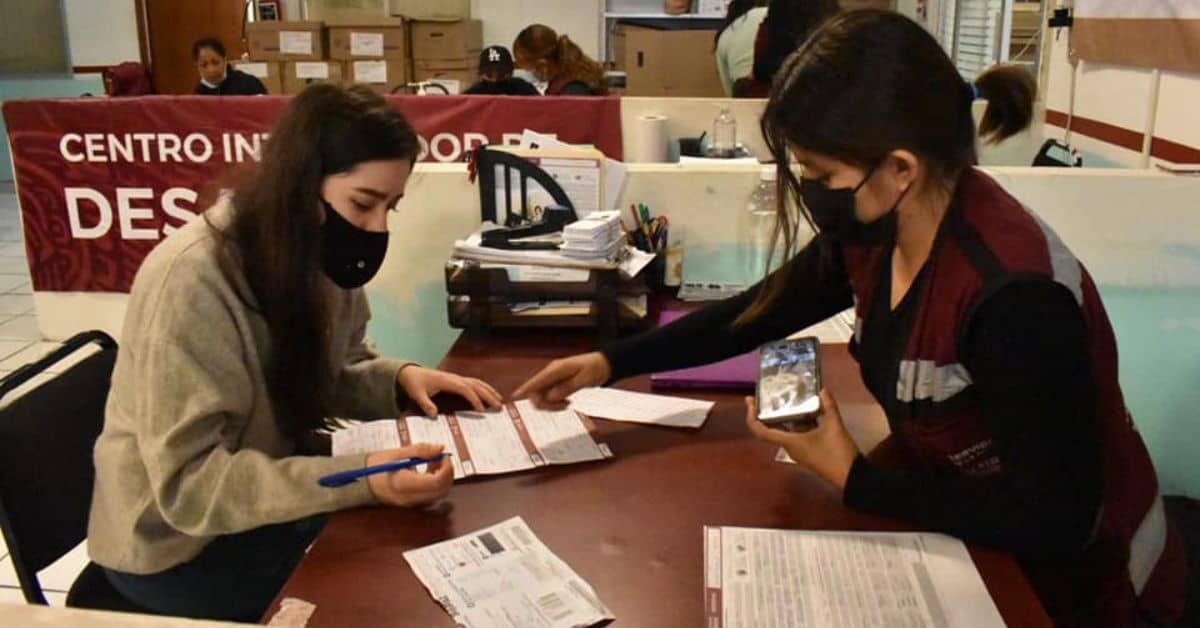 depositan centavo Jóvenes Escribiendo el Futuro