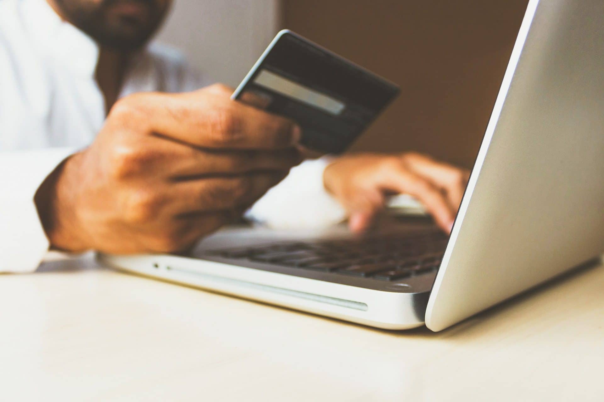 El cobro de comisión va del 3 al 5% del valor total del pago con tarjeta | Foto: Pixabay